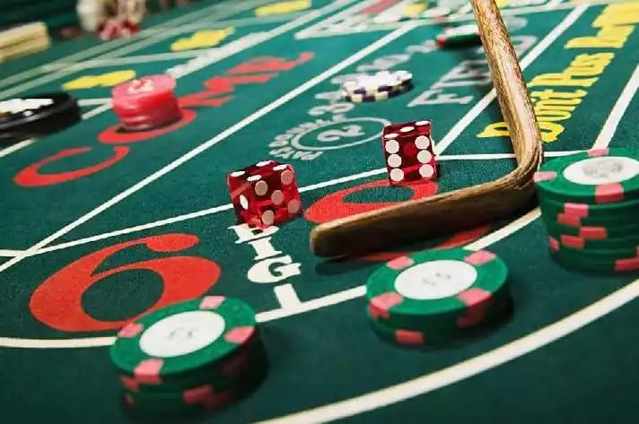 Tampilan live casino uangvip dengan dealer sungguhan di layar smartphone